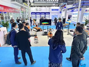 【消防機(jī)器狗系列亮相石油展】北京凌天滅火四足機(jī)器狗、偵察四足機(jī)器狗、運(yùn)輸四足機(jī)器狗、消防系留滅火無人機(jī)等重點(diǎn)裝備亮相展會(huì)！
