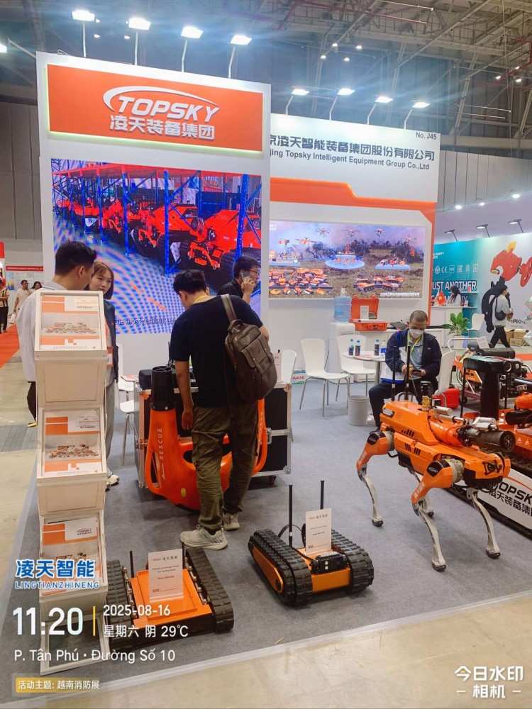 1762142357525584.jpg 機器人 水上飛翼 機器狗展會.jpg